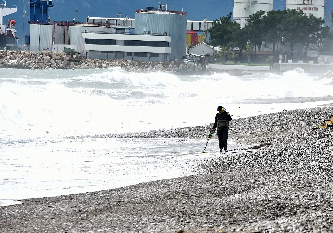 Sağanak hayatı felç etti: 7 ilçede okullar tatil edildi