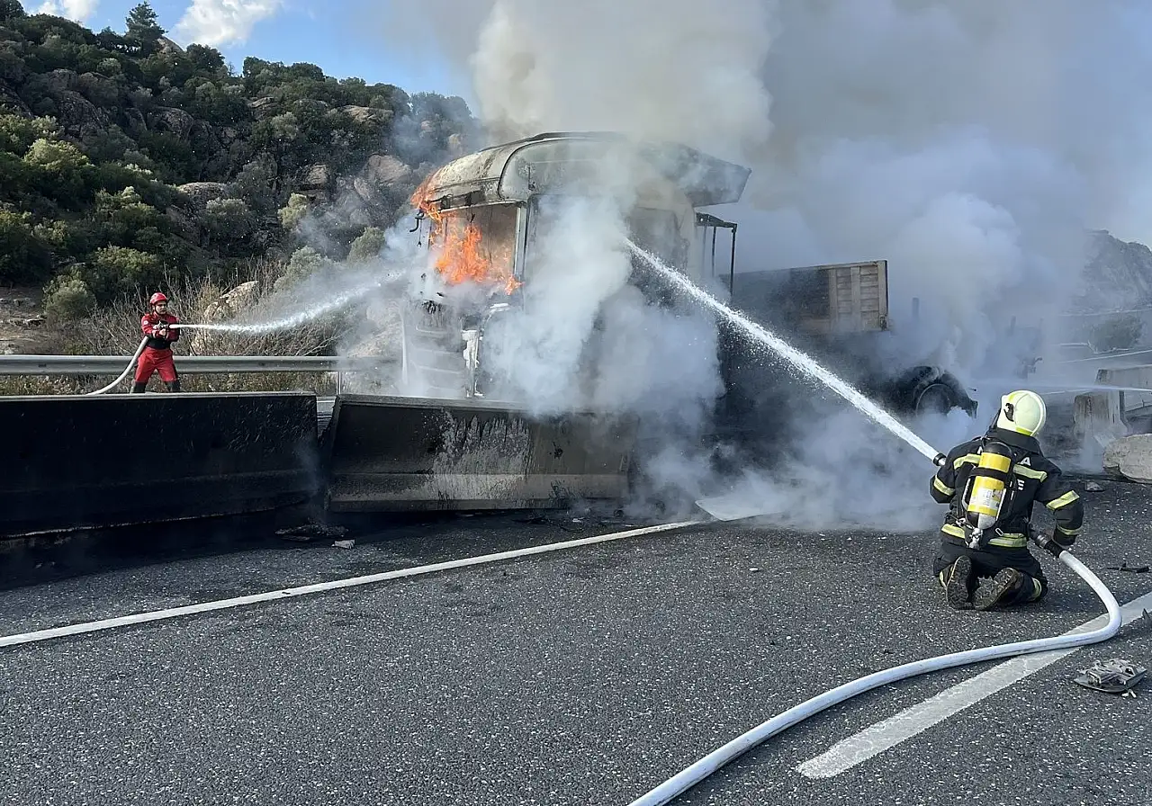 Bariyerlere çarpan TIR alev topuna döndü