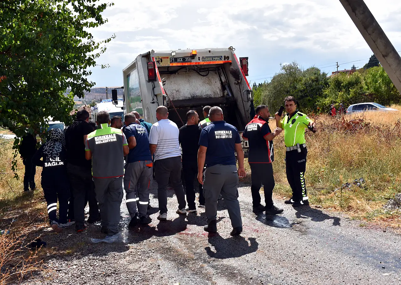 Çöp kamyonu elektrik direğine çarptı: Çok sayıda kişi yaralandı