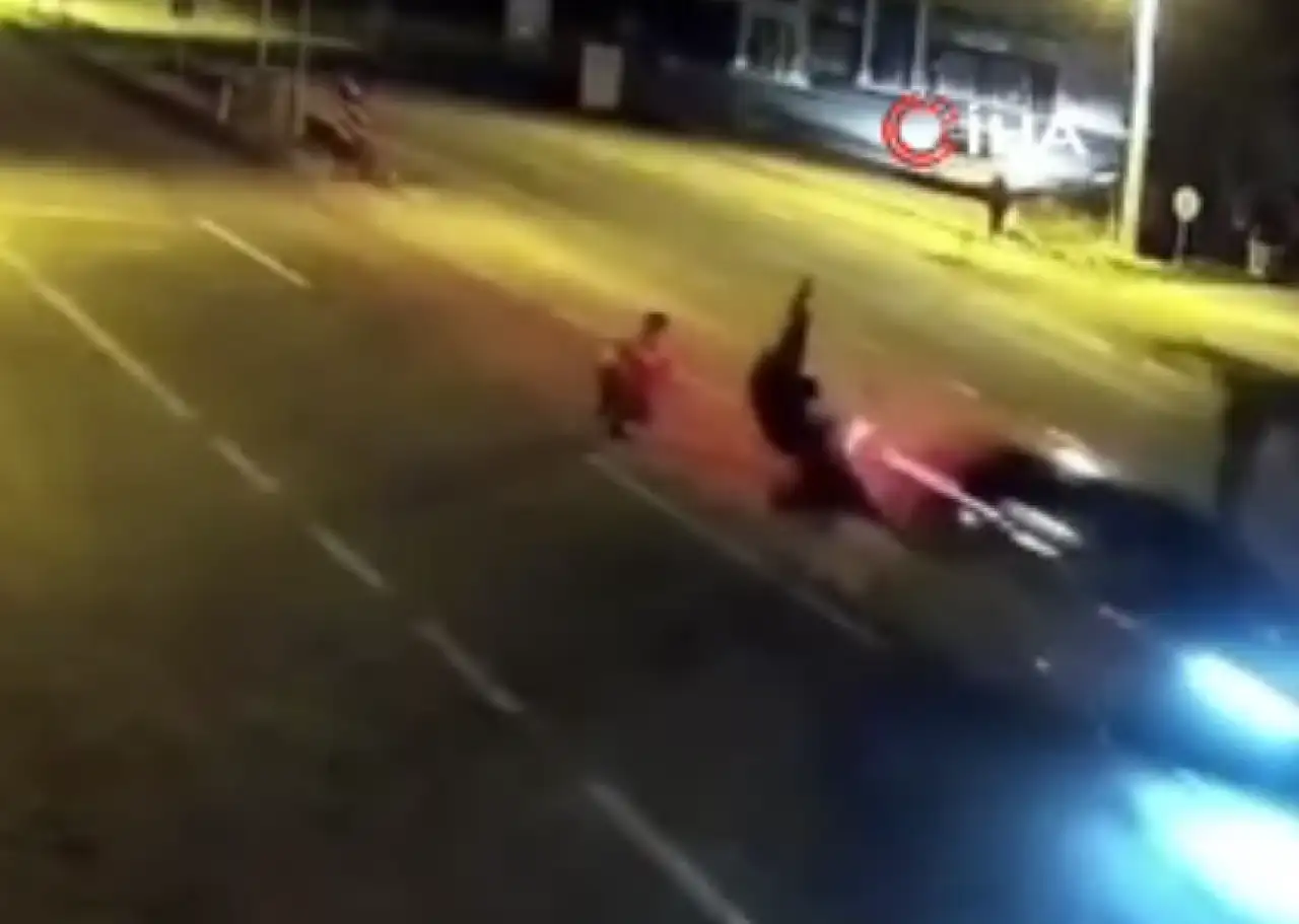 Yolun karşısına geçmeye çalışan yayalara otomobil çarptı: 3 ölü!