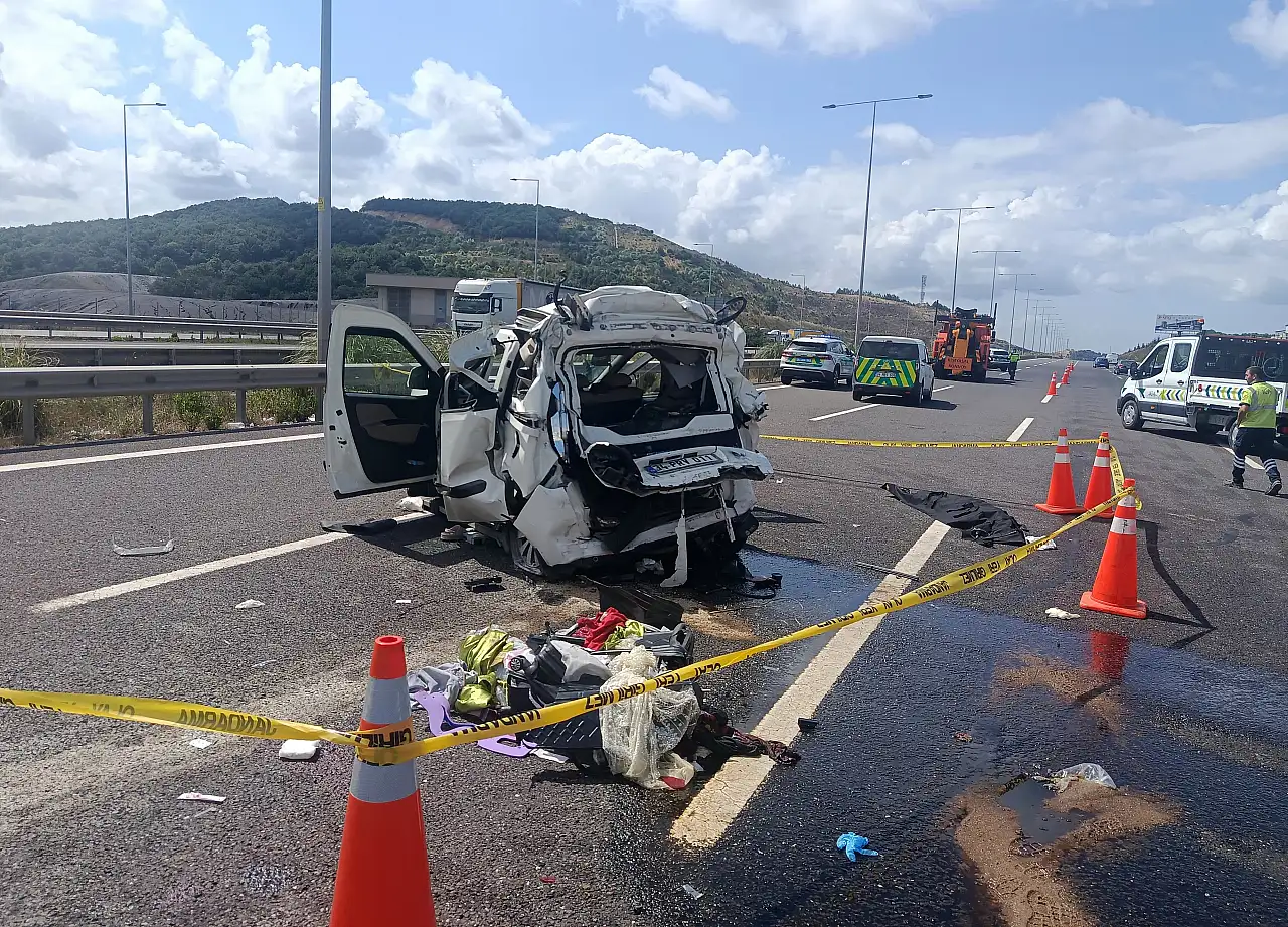 PTT kargo kamyonu otomobile çarptı: 2 ölü, 6 yaralı