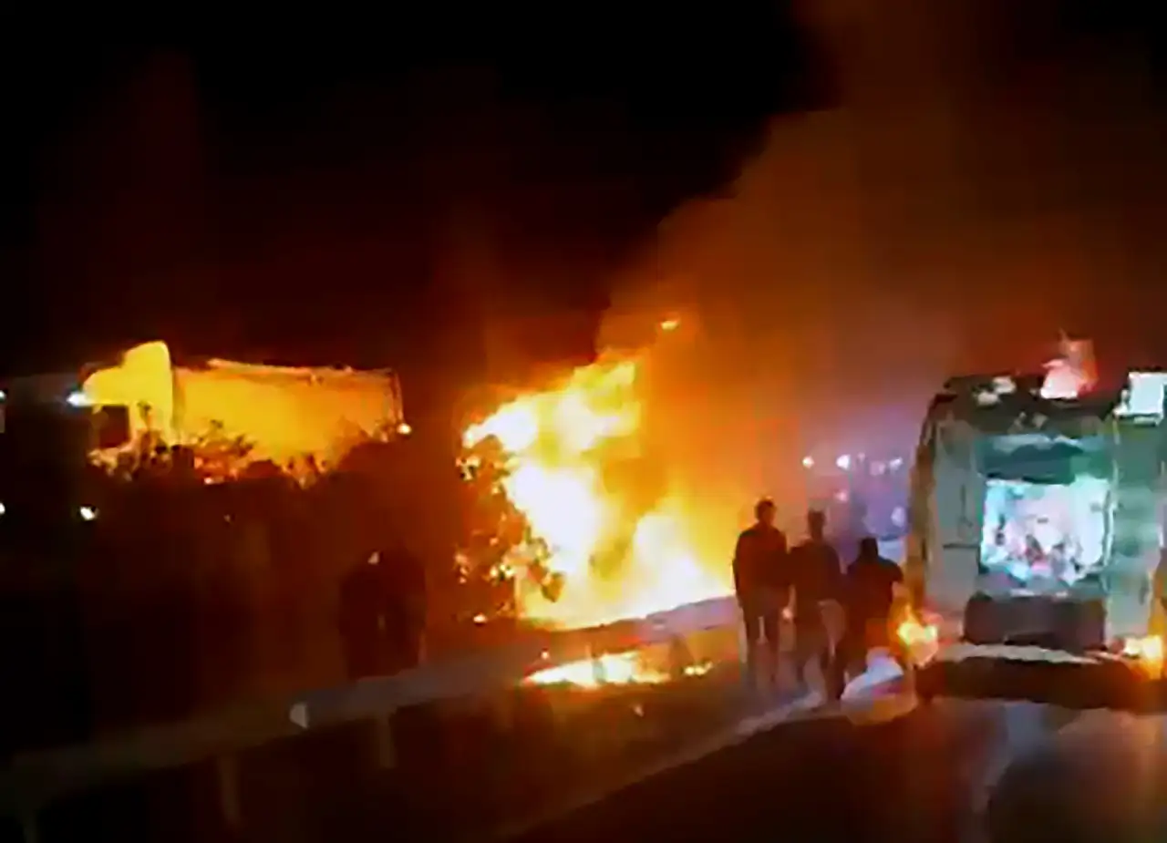 Devrilen TIR alev aldı! 2 kişi yaşamını yitirdi, kaçan anguslar otobanı birbirine kattı