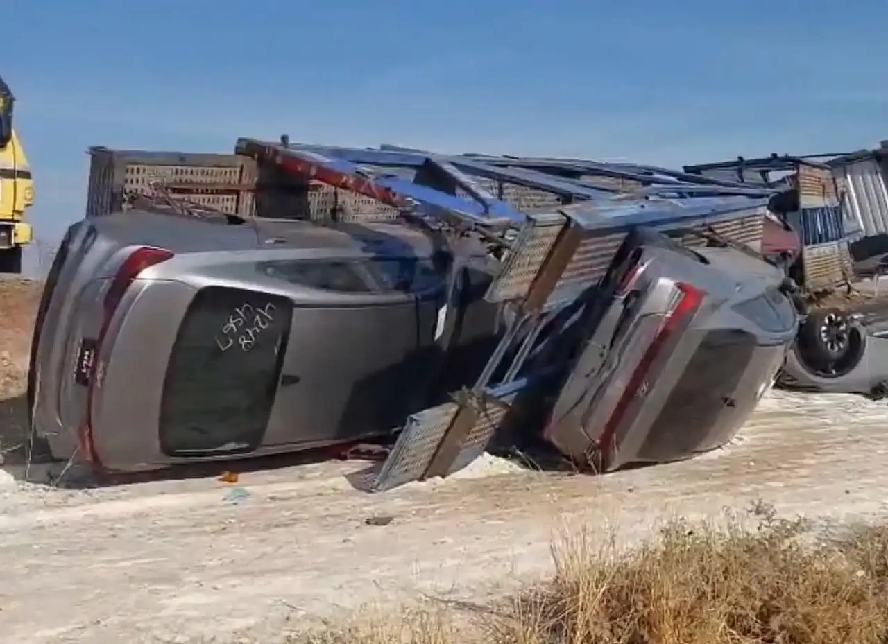 Milyonluk araçlar TIR'la birlikte şarampole yuvarlandı