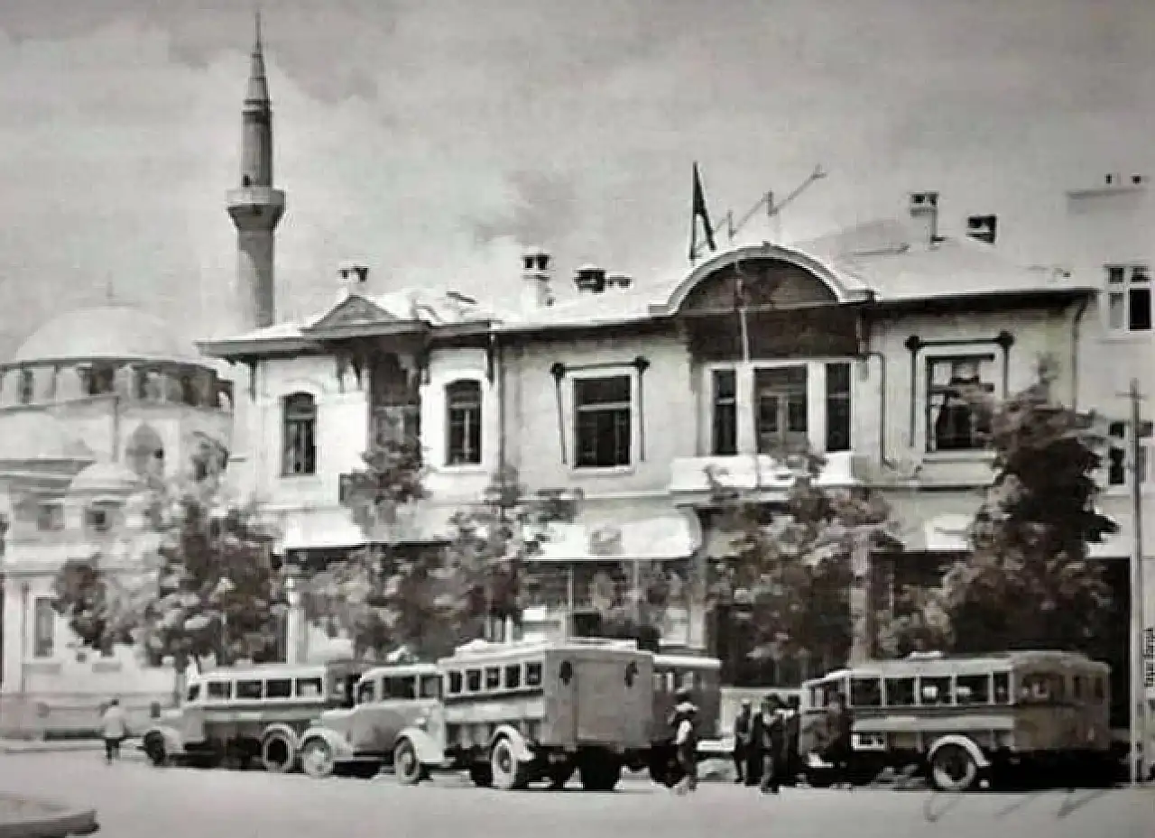 Konya'nın merkezinde 70 yıl önce çekilen fotoğraf şehrin değişimini gözler önüne seriyor!