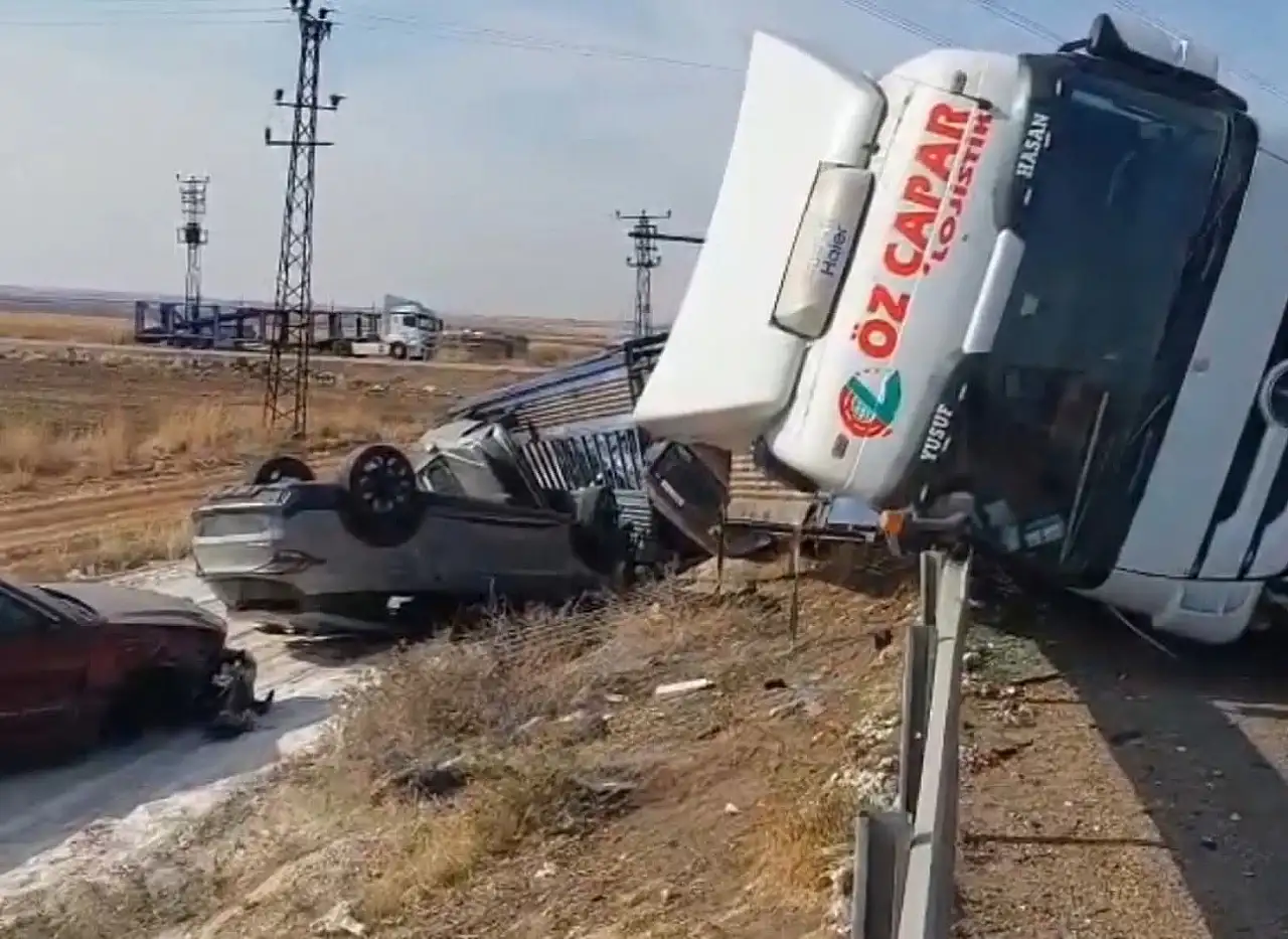 Milyonluk araçlar TIR'la birlikte şarampole yuvarlandı