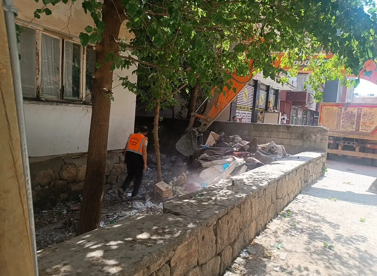 İçerideki manzara pes dedirtti: Ekipler saatlerce tahliye etmek için uğraştı