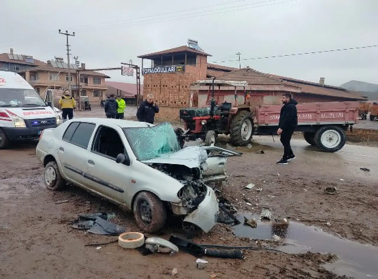 Traktörle otomobil çarpıştı: 1 kişi öldü, 2 kişi yaralı