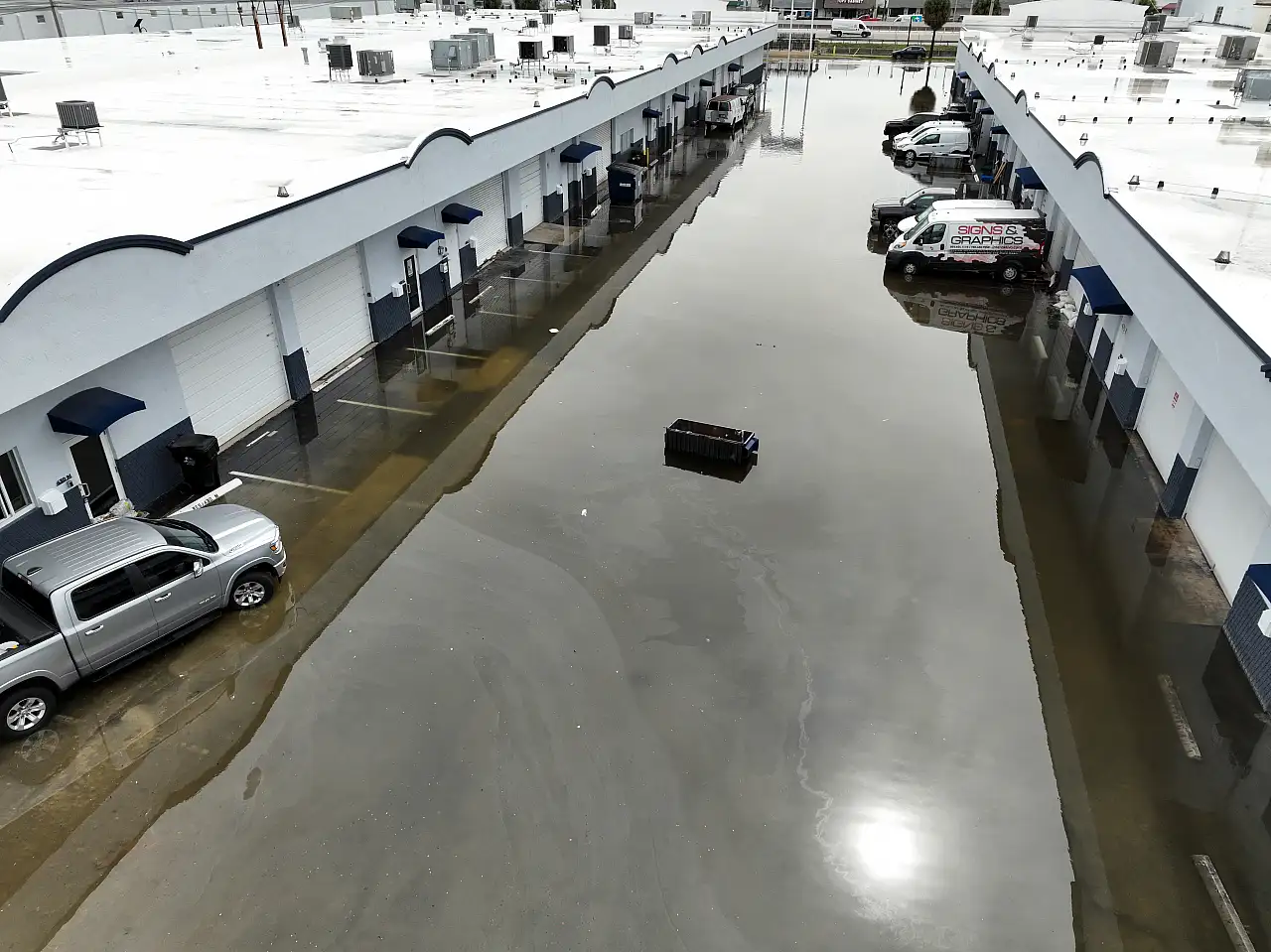 Miami'de şiddetli yağışlar sonrası sokaklar sular altında kaldı