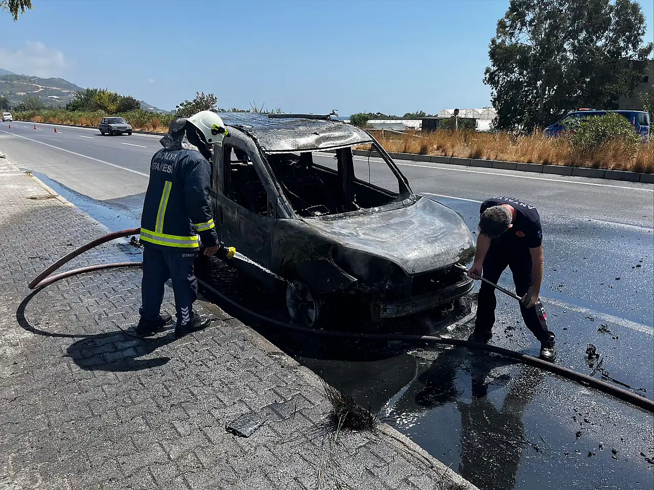 Seyir halindeki taksi alev aldı
