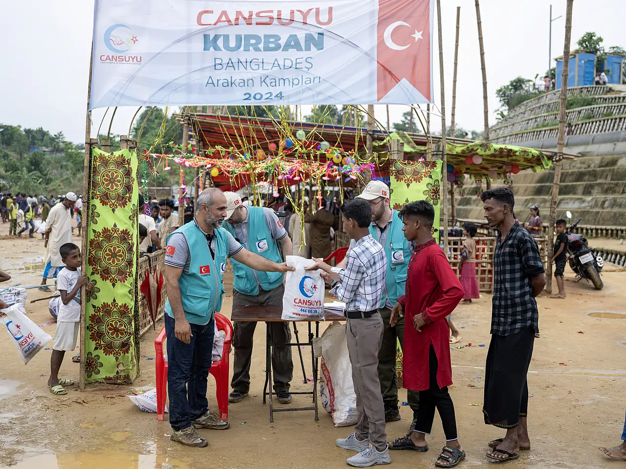 Bangladeş'teki Arakan mülteci kampında binlerce kişiye kurban eti dağıtıldı