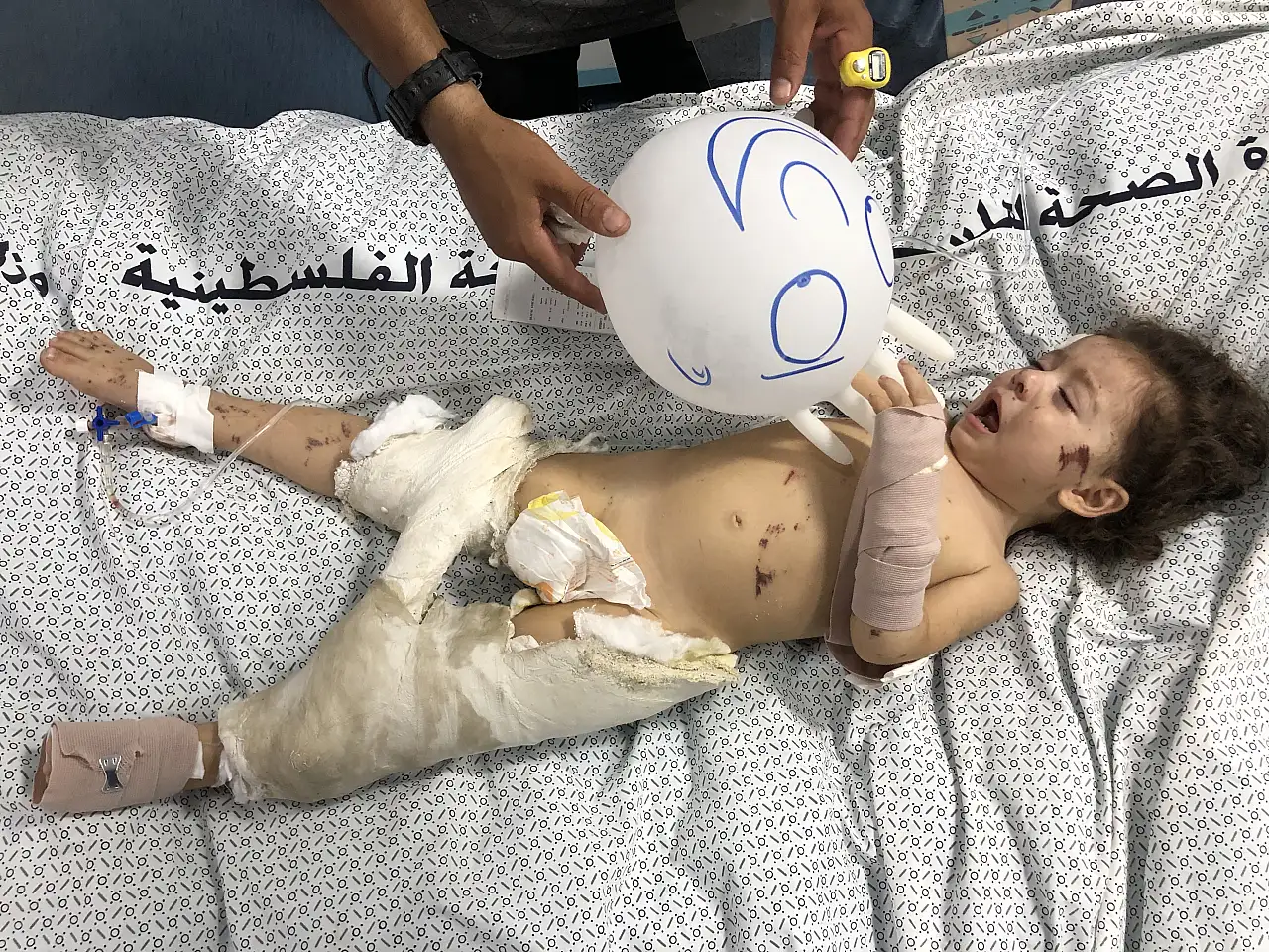 İsrail Saldırısında Ailesini Kaybeden Filistinli Çocuk, Hayatta Kalmaya Çalışıyor