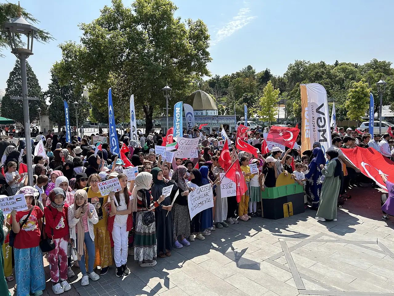 Konya' da çocuklar İsrail' i protesto etti
