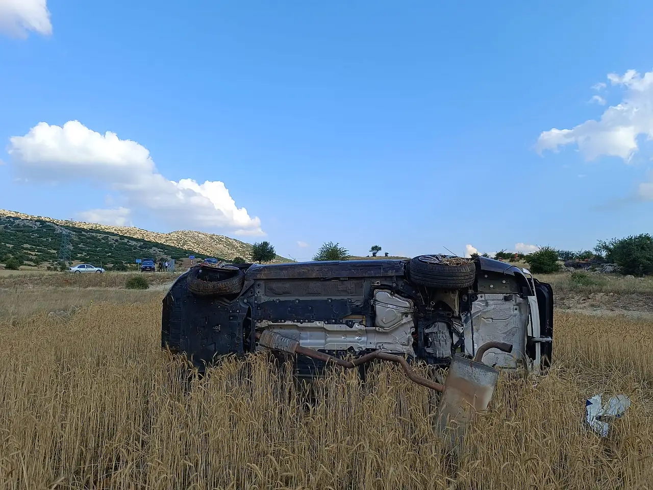 Tarlaya devrilen otomobilde yaralılar var