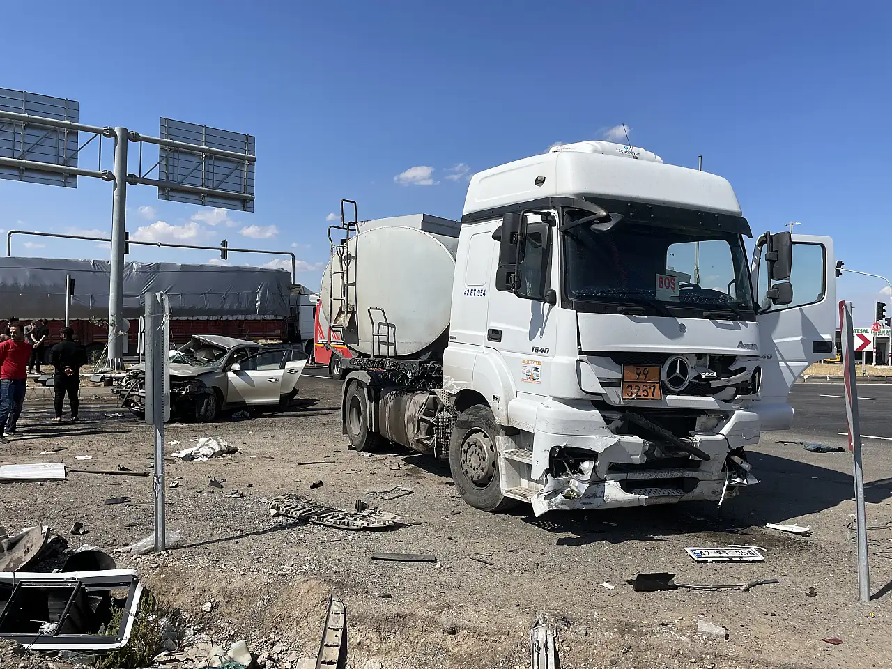 Tanker otomobile çarptı, birden fazla kişi yaralandı