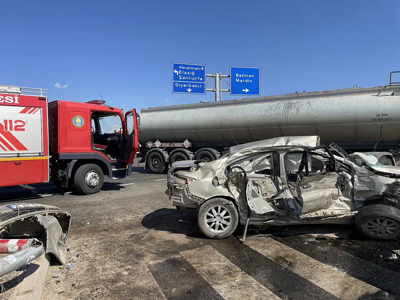 Tanker otomobile çarptı, birden fazla kişi yaralandı