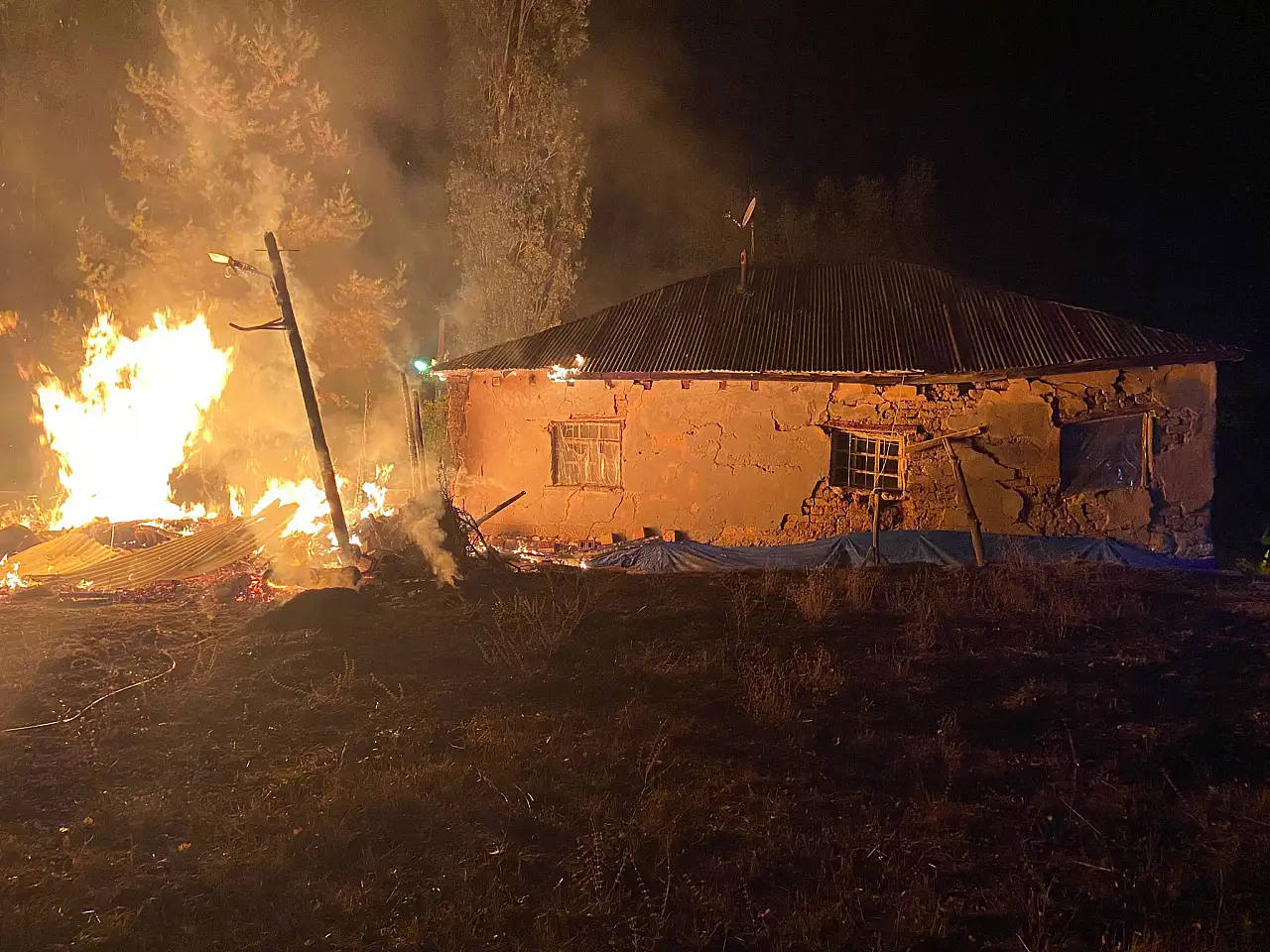 Yangın çıktı, arı kovanları zarar gördü