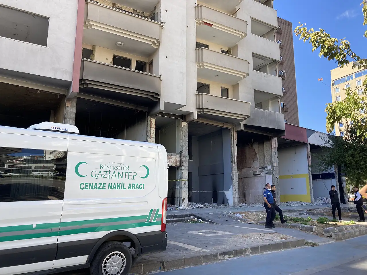 Ağır hasarlı binada bir kişinin cesedi bulundu