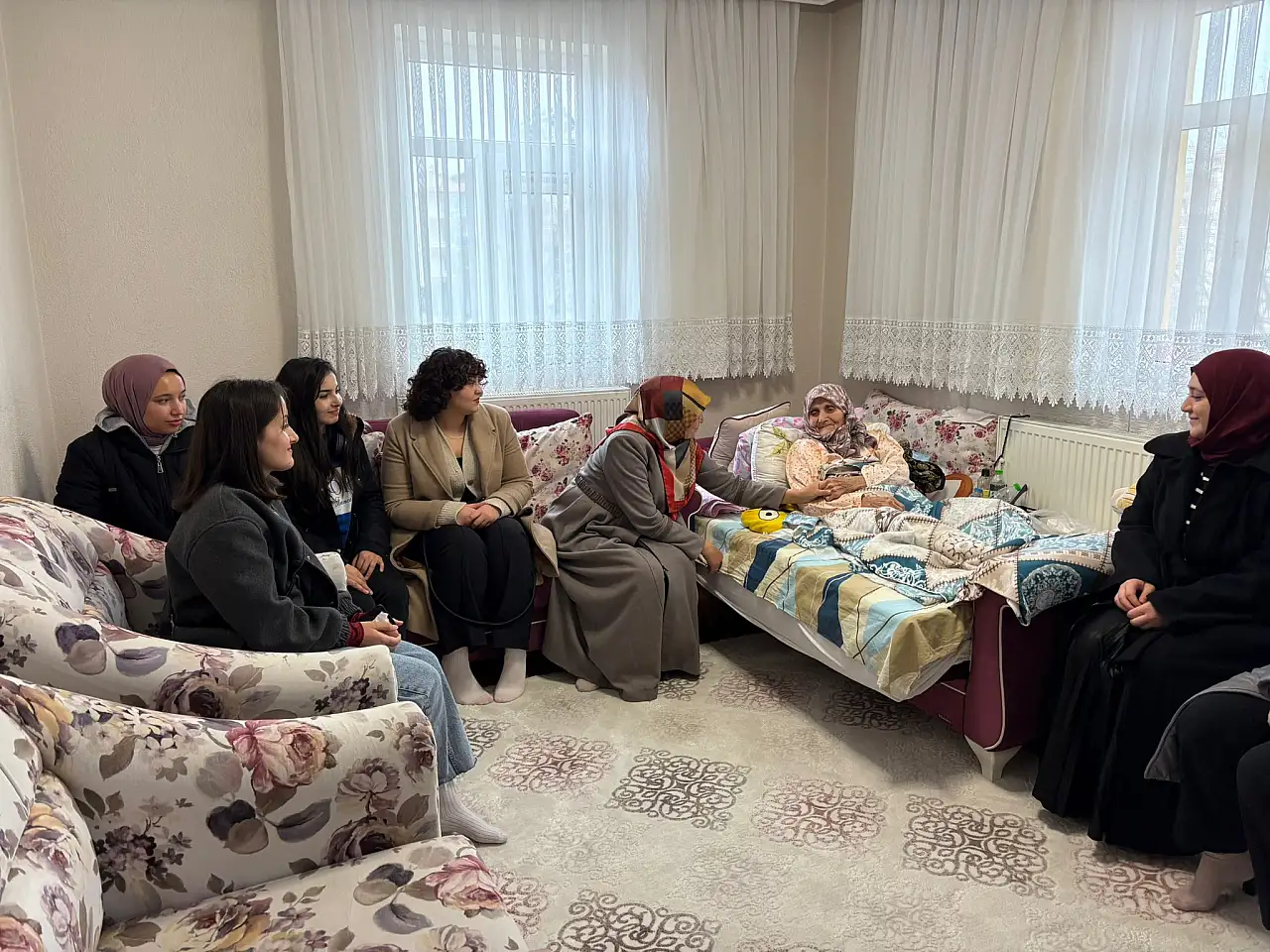 Beyşehir'de öğrencilerden yaşlılar evine ziyaret