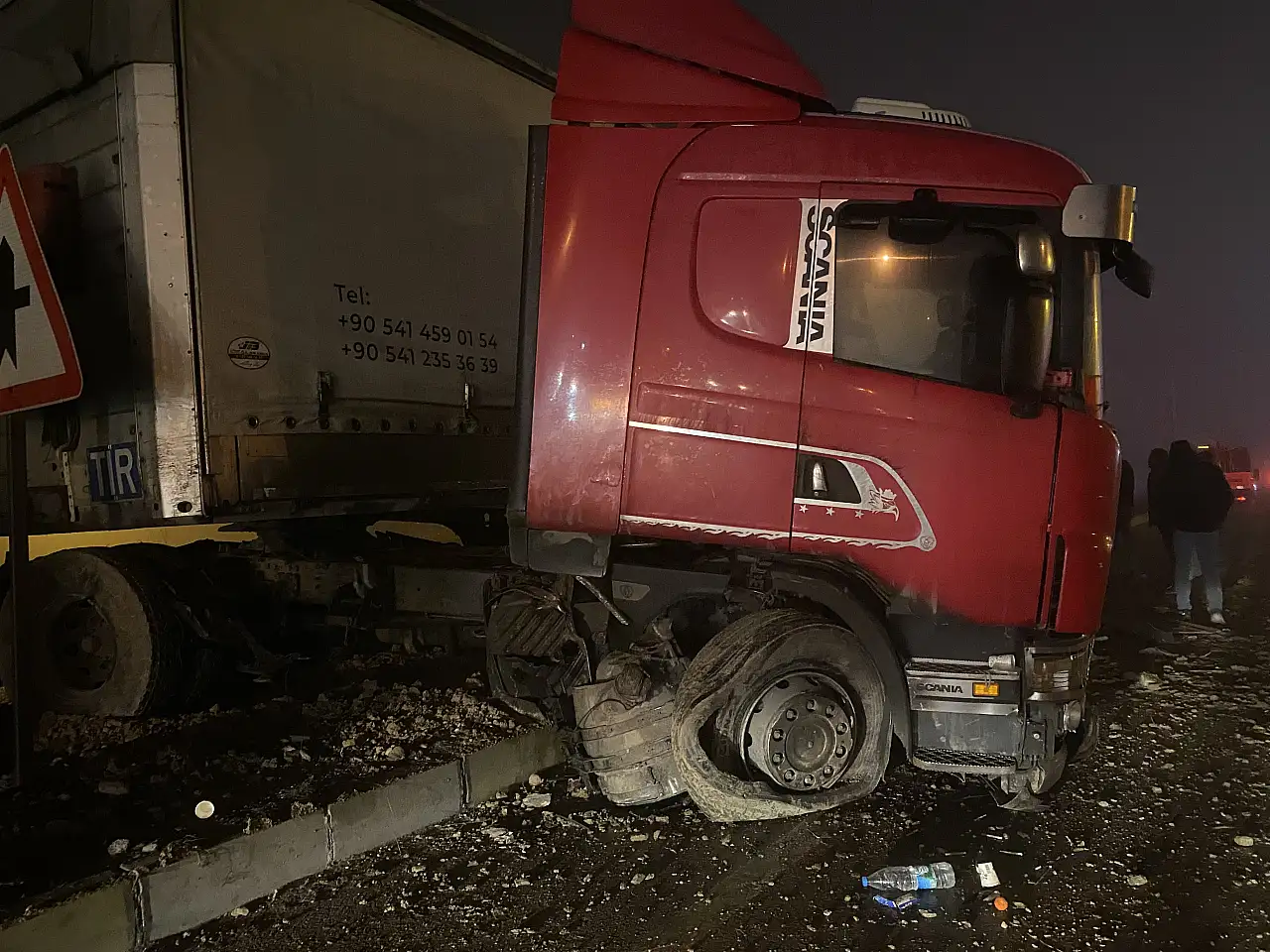 Konya'da tır aydınlatma direğine çarptı