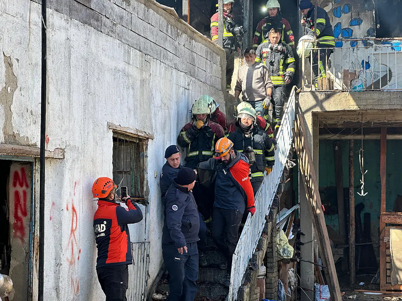 Evde yangın çıktı: 1 kişi hayatını kaybetti, 1 kişi dumandan etkilendi