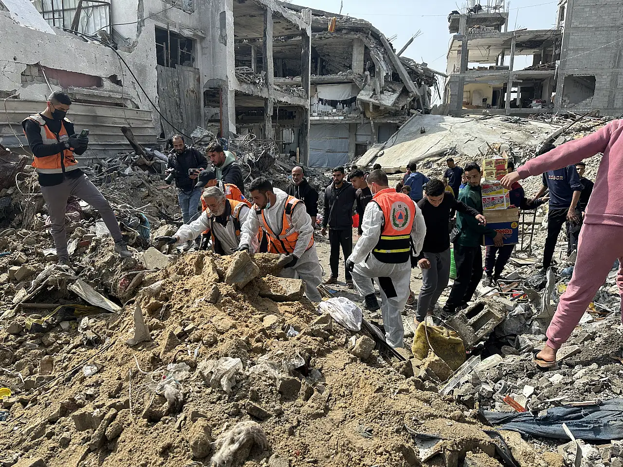 Geçici mezarlara defnedilen Filistinlilerin naaşları çıkarıldı