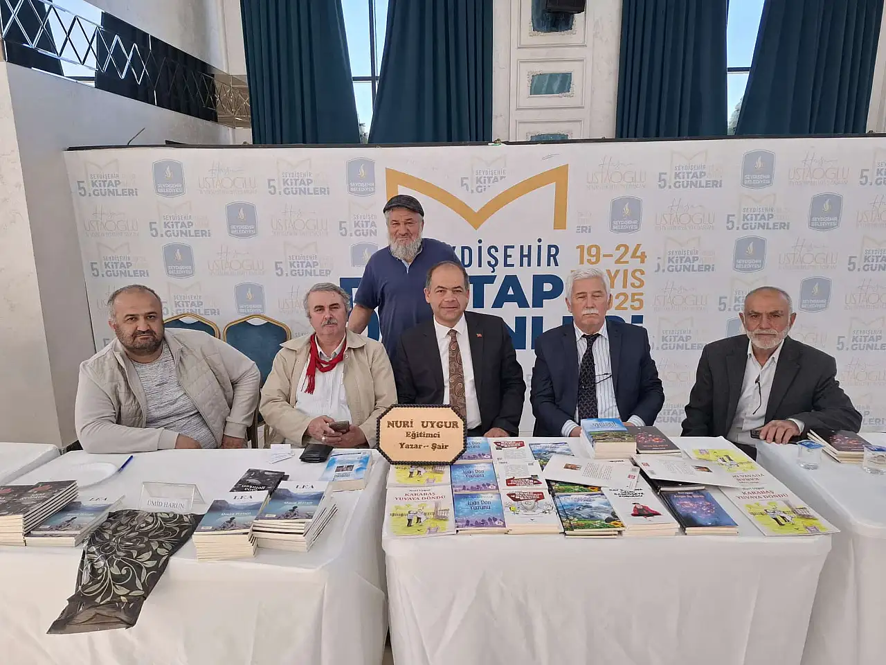 Yazarlar imza ve söyleşilerine devam ediyor