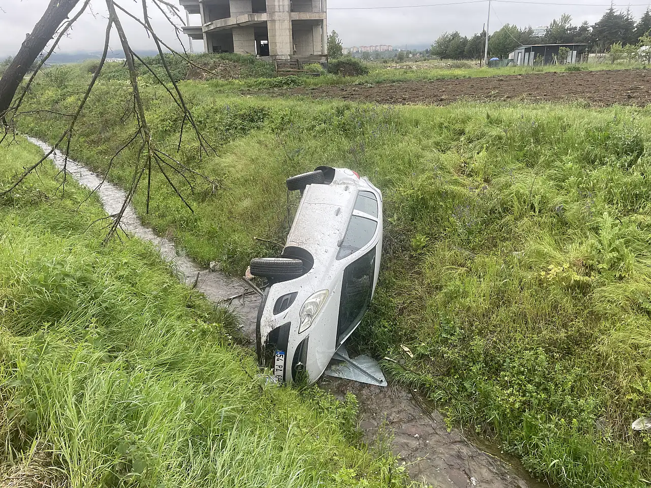 Otomobil dereye devrildi, 2 kişi yaralandı