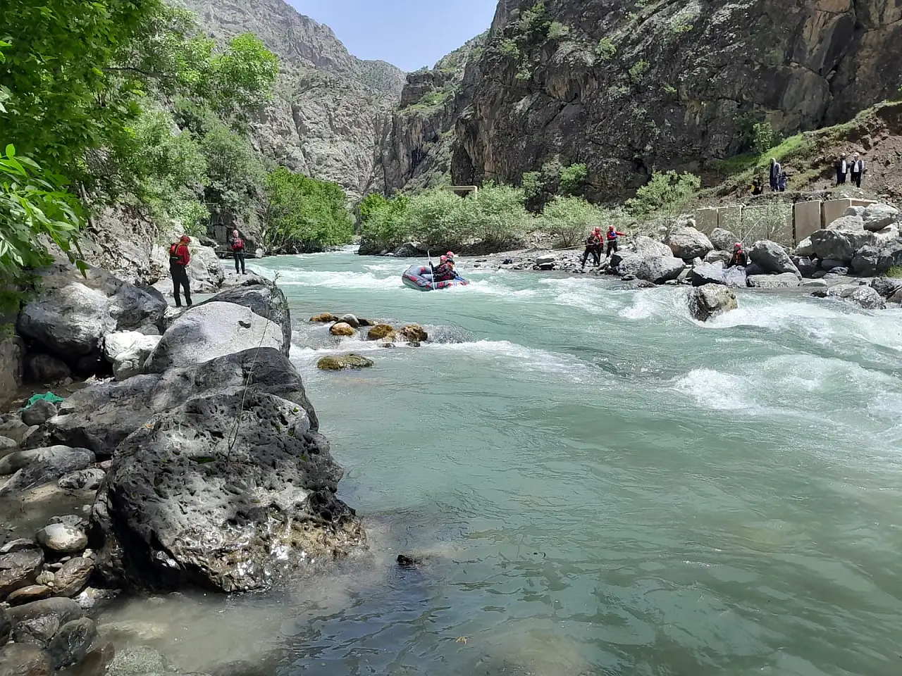 Dereye düşerek kaybolan genci arama çalışmaları sürüyor
