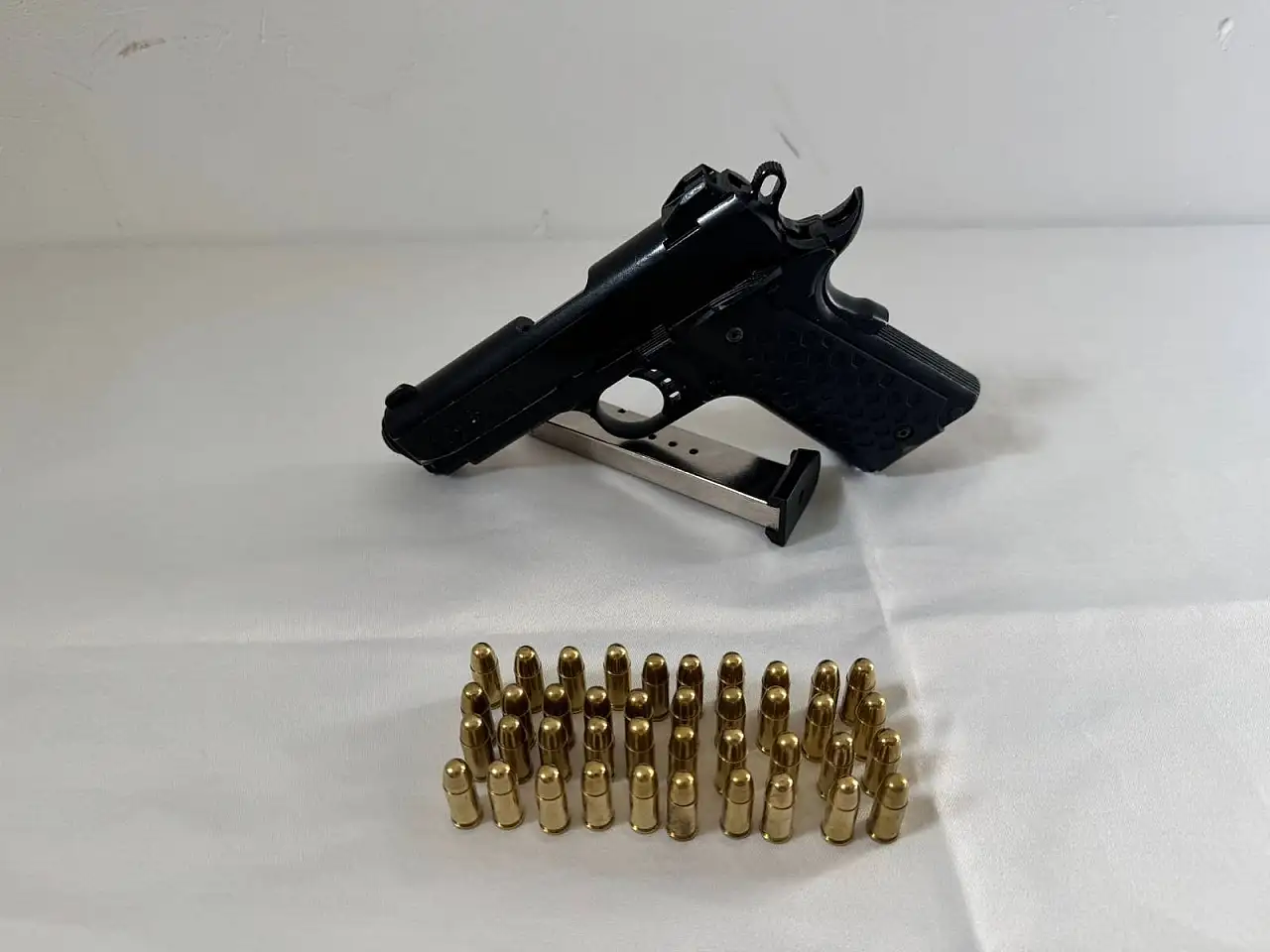 Uzun namlulu silah ve tabanca ele geçirildi