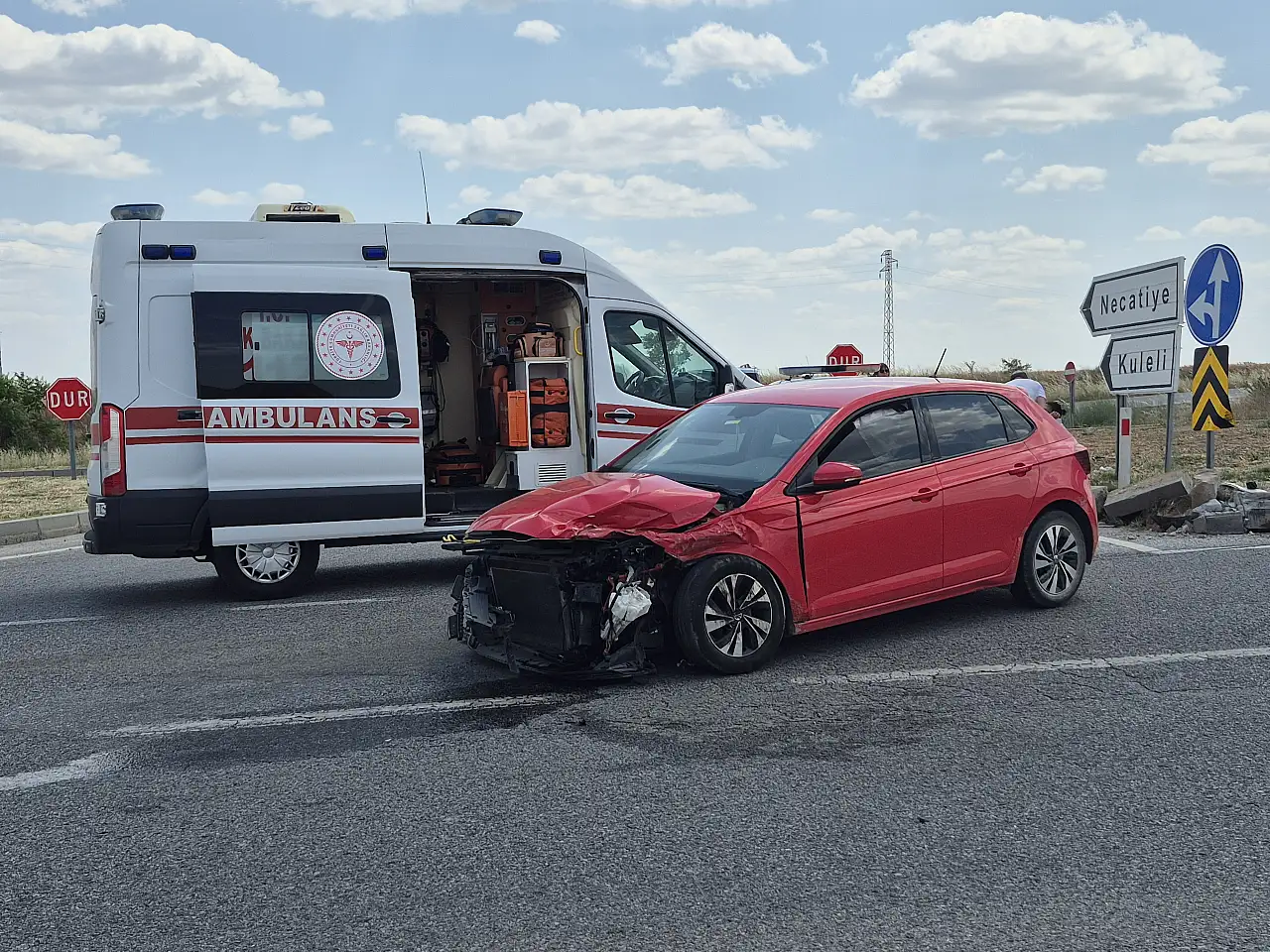 İki otomobil çarpıştı: 3 kişi yaralandı