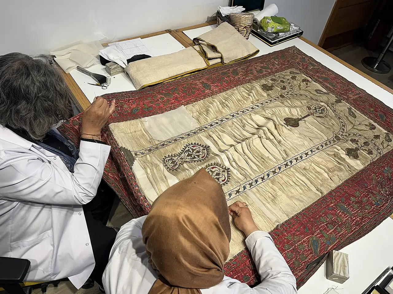 Mevlana'ya ait kıyafetler aslına uygun restore ediliyor