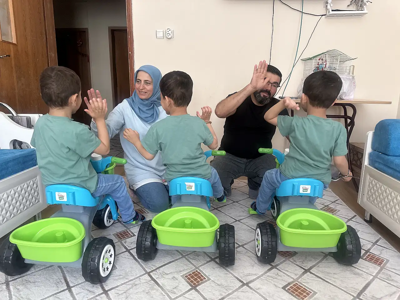 Konya'da sevgiyle büyüyen aile: Üçüzlere kucak açtılar