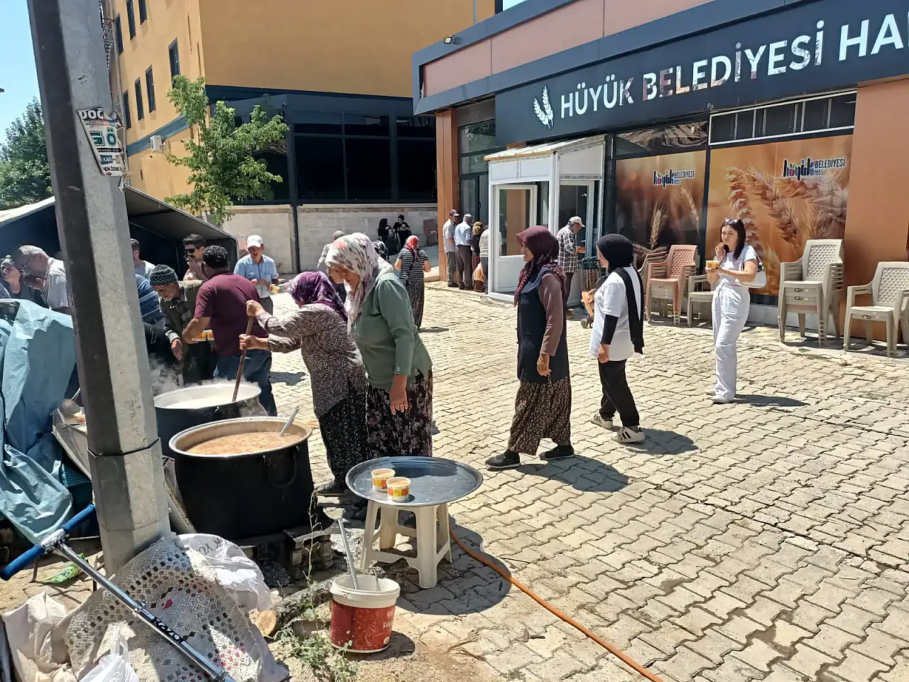 Hüyük'te vatandaşlara aşure ikram edildi