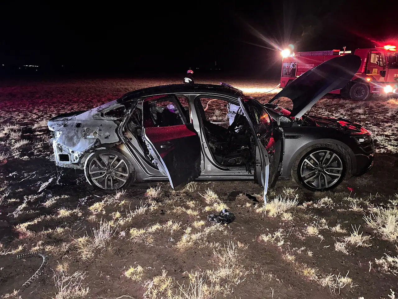 Konya'da yanan otomobil korku saçtı!