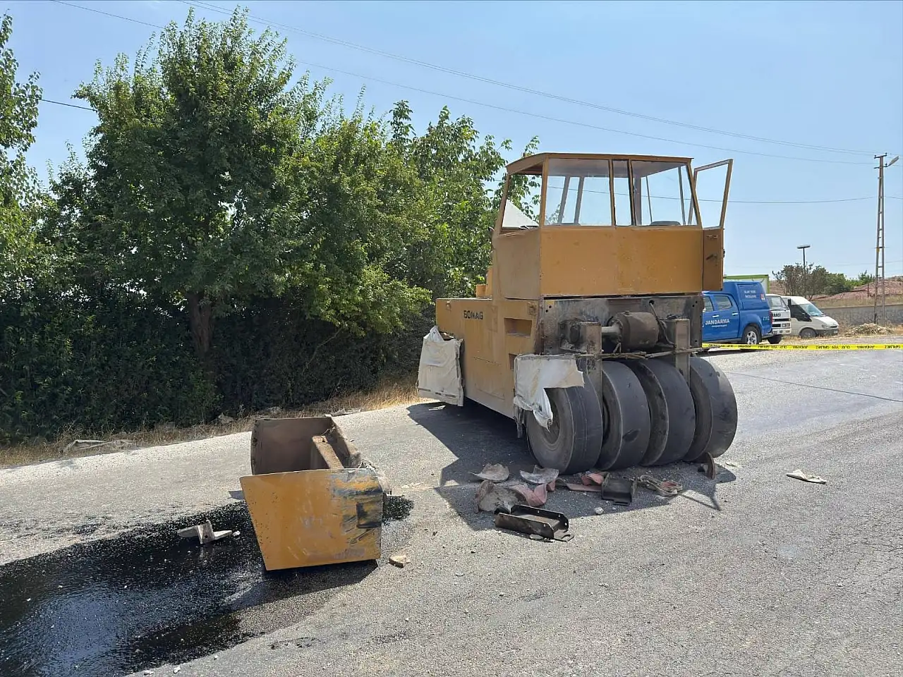 Hafif ticari araç iş makinesine çarptı: 1 kişi hayatını kaybetti, 1 kişi yaralandı