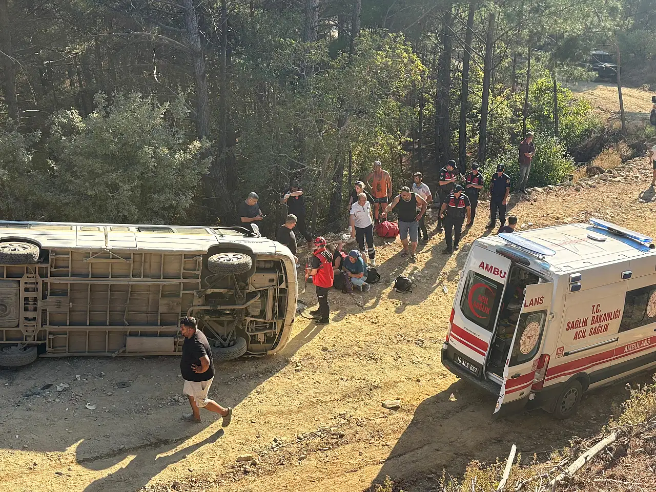 Tur minibüsü devrildi: Çok sayıda yaralı var!