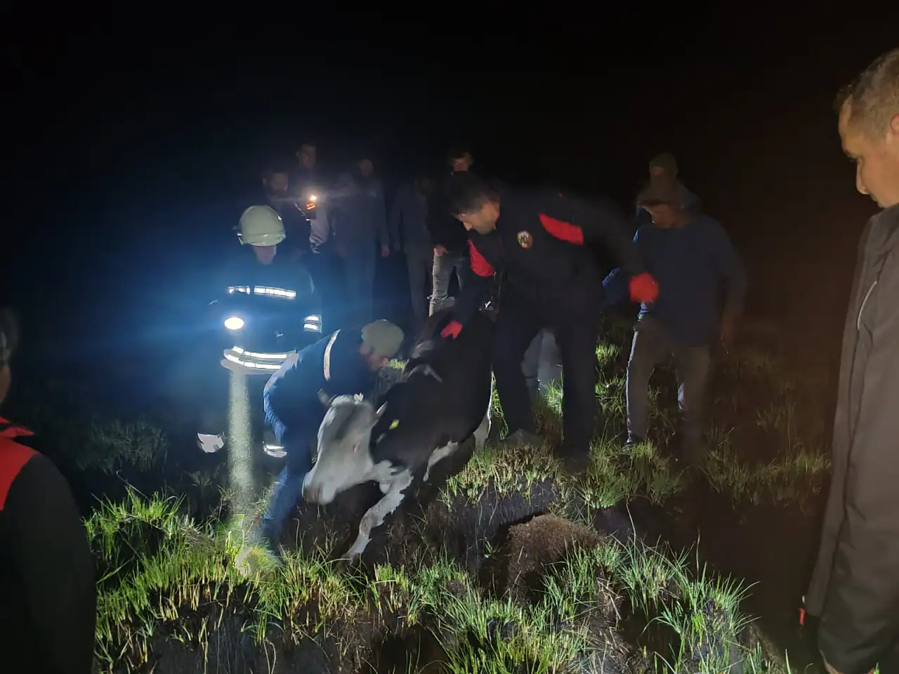 Konya'da bataklığa saplanan ineğin yardımına itfaiye koştu