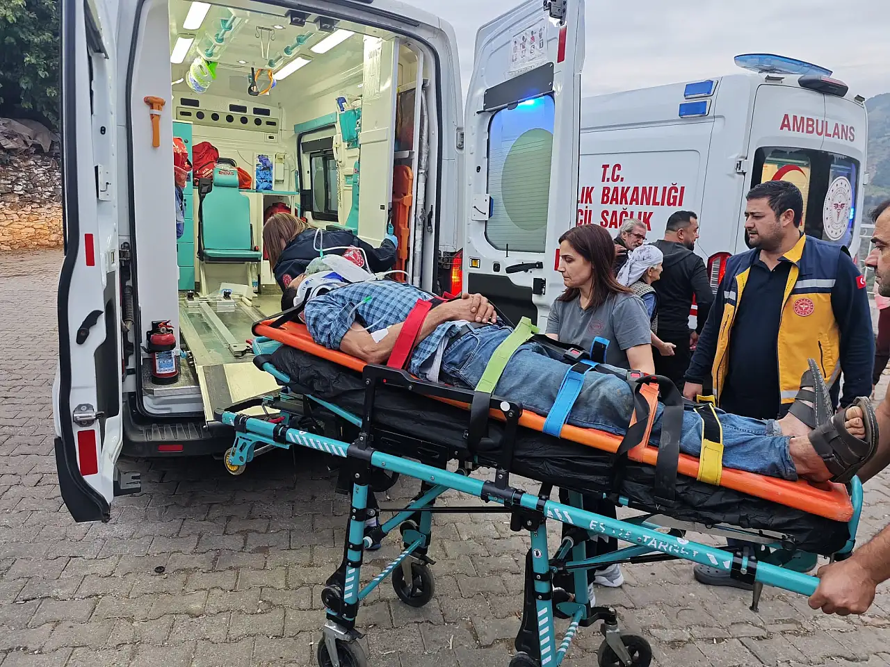 Kamyonet uçuruma yuvarlandı: 1'i ağır 3 yaralı