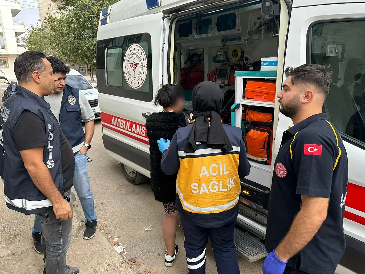 Erkek arkadaşları dehşeti yaşattı! Yerde acı içinde kıvrandı