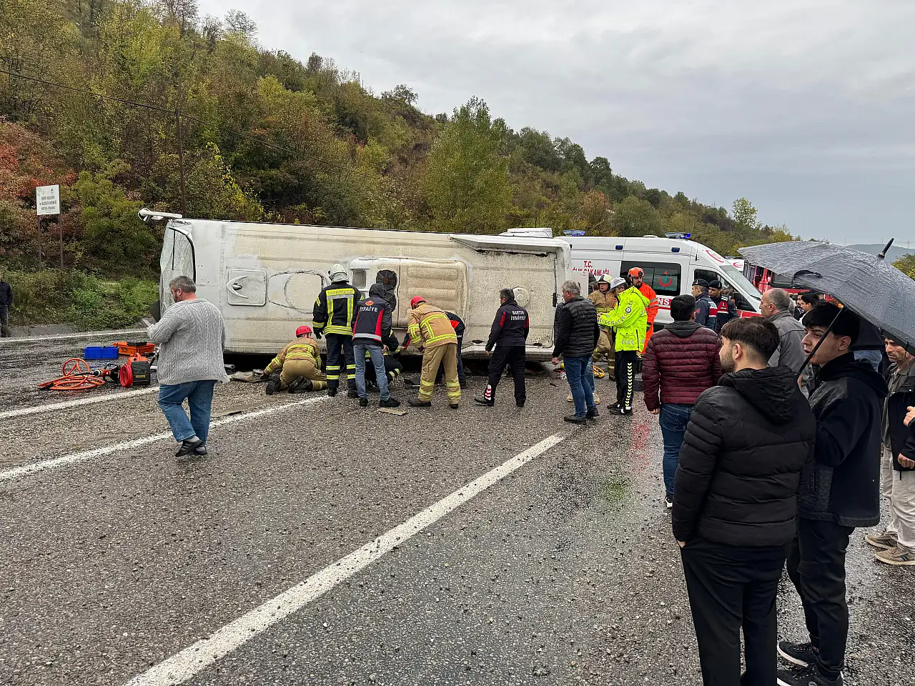 İşçi servisi devrildi: 1 ölü, 19 yaralı