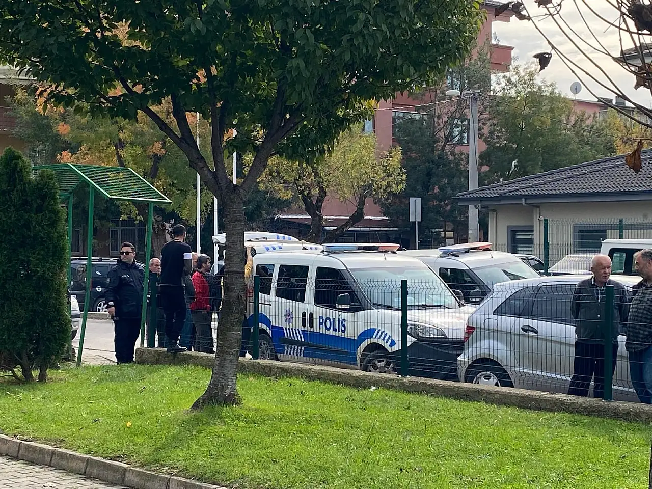 Önce eşini bıçakla öldürdü, sonra bıçağı göğsüne ve karnına sapladı!