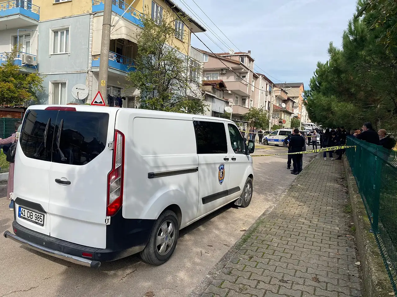 Önce eşini bıçakla öldürdü, sonra bıçağı göğsüne ve karnına sapladı!