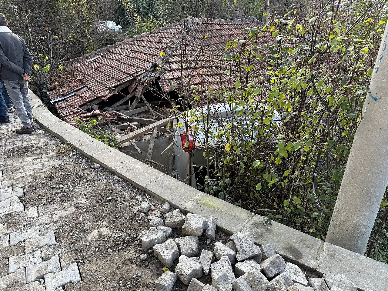 İlginç kaza: Otomobil evin çatısına düştü