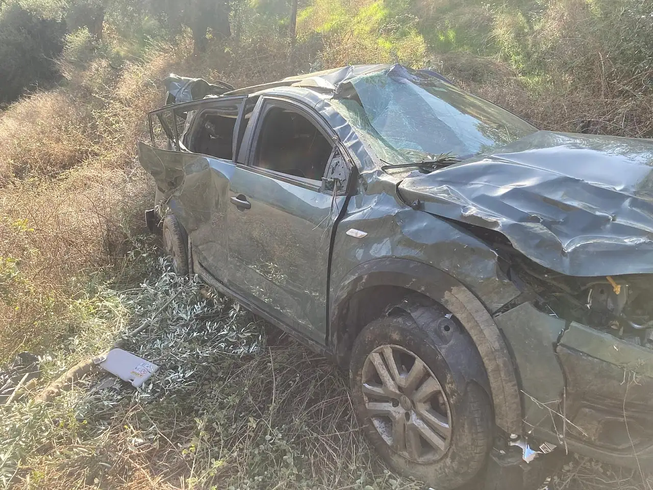 Otomobil 80 metre uçtu! Uçuruma uçan sürücüyü ekipler kurtardı