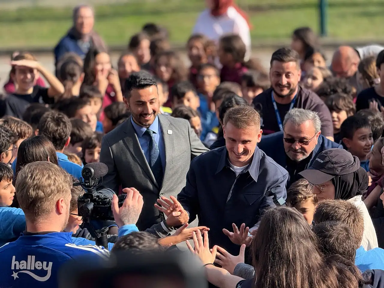 Kerem Aktürkoğlu, minik öğrencinin başkanlık vaadini yerine getirdi