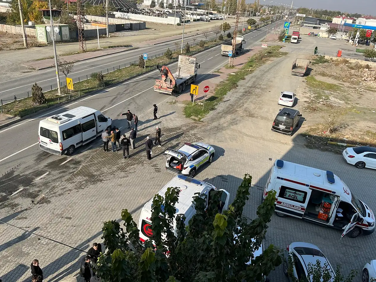 Yolcu indiren TIR, zincirleme kazaya neden oldu! 7 polis memuru yaralandı