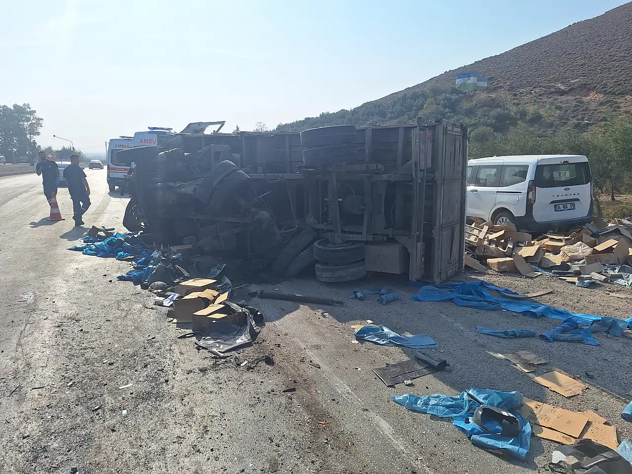 Işıkta bekleyen 5 aracı TIR biçti! Hurdaya dönen otomobillerin sürücüleri yaralı