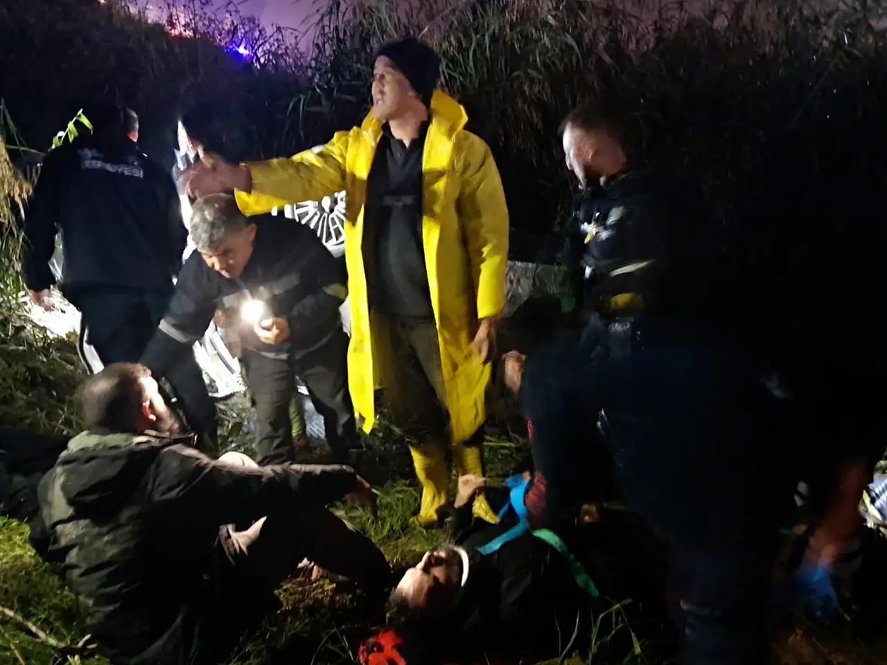 Kaçak göçmenleri taşıyan otomobil nehre uçtu: Çok sayıda yaralı var!