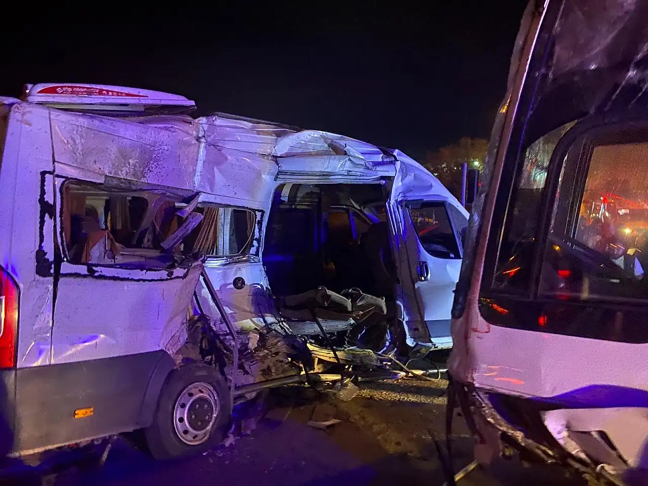 İşçileri taşıyan servisler kaza yaptı: Çok sayıda yaralı var!