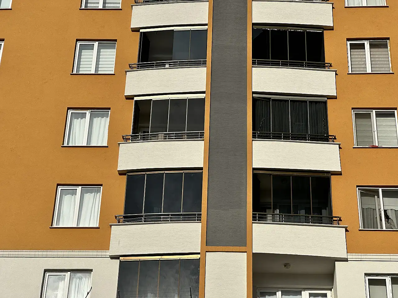 Halı çırparken 7. kattan düşen genç hayatını kaybetti